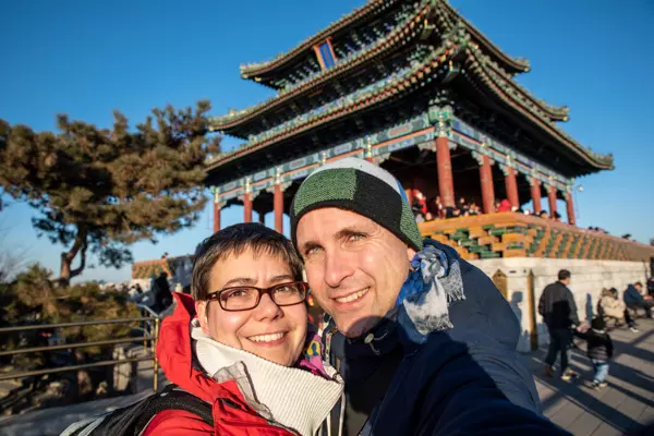 Mark und Julia vor einem Tempel in Peking