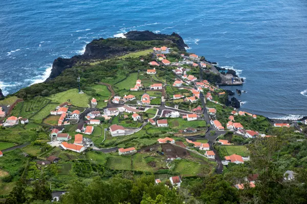 Blick auf Fajã do Ouvidor auf Sao Jorge, Azoren