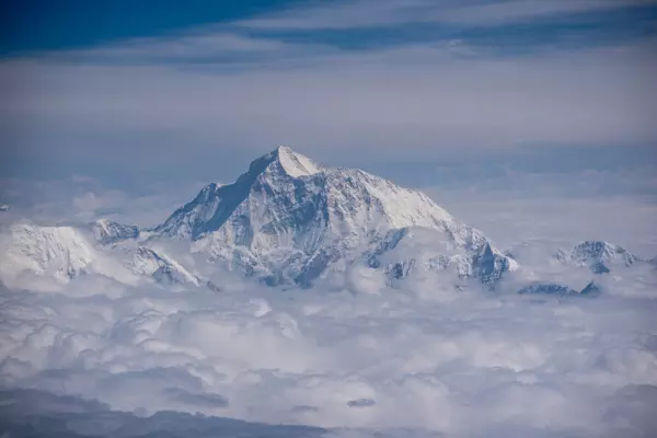 Blick aus dem Flugzeug auf den Mount Everest im Himalaya auf dem Weg nach Bhutan