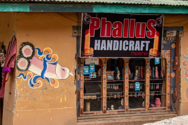 Geschäft im Punakha-Tal, welche Phallus-Symbole in allen Formen verkauft