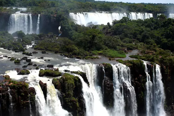 Blick auf die Iguazu-Wasserfälle