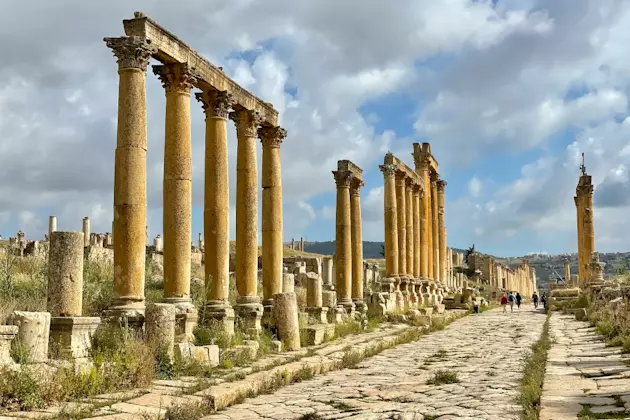 Die mit über 500 Säulen bestückte Haupstraße der antiken Stadt Jerash, Jordanien