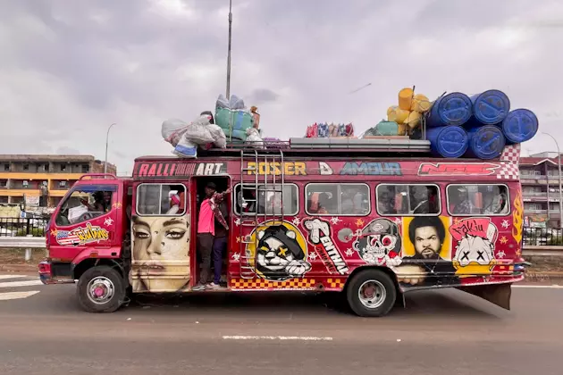 Öffentlicher Bus, ein so genannter Matatu, in Kenia