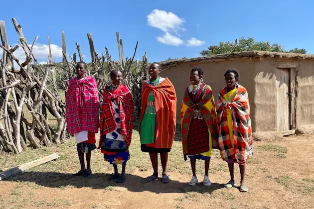 Maasai Frauen zeigen uns ihr Dorf in den Loita Hills, Kenia