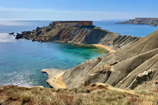 Blick auf die Golden Bay auf Malta