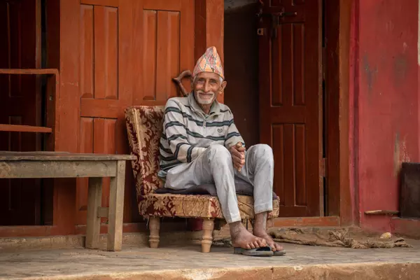 Ein Newari vor seinem Haus auf der Wanderung von Bandipur nach Ramkot