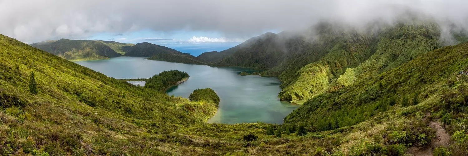 Blick auf den Lago do Fogo in den Wolken auf der Insel Sao Miguel, Azoren