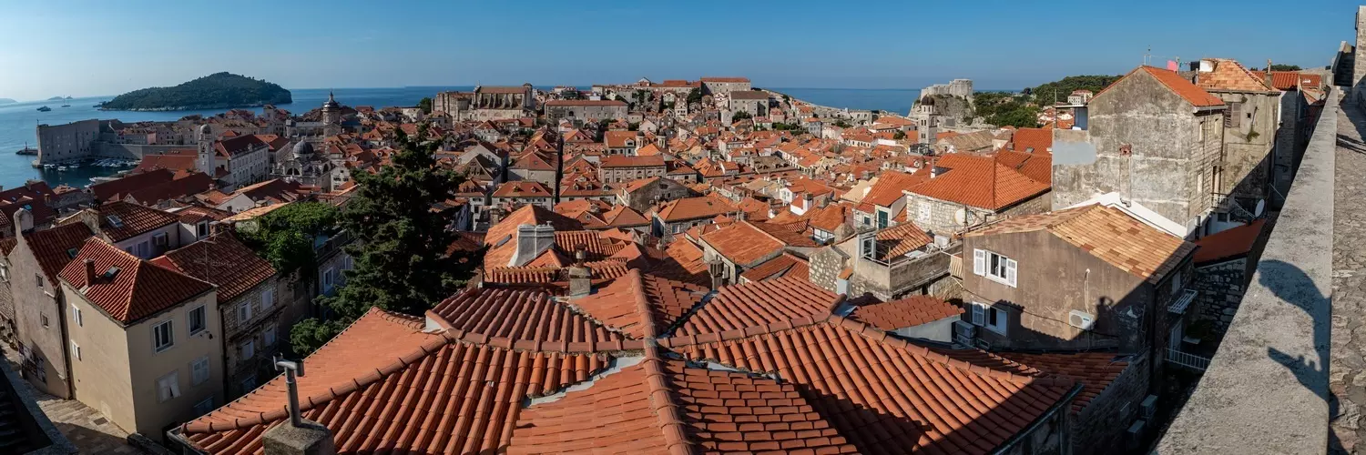 Blick von der Stadtmauer auf die Altstadt von Dubrovnik, Kroatien
