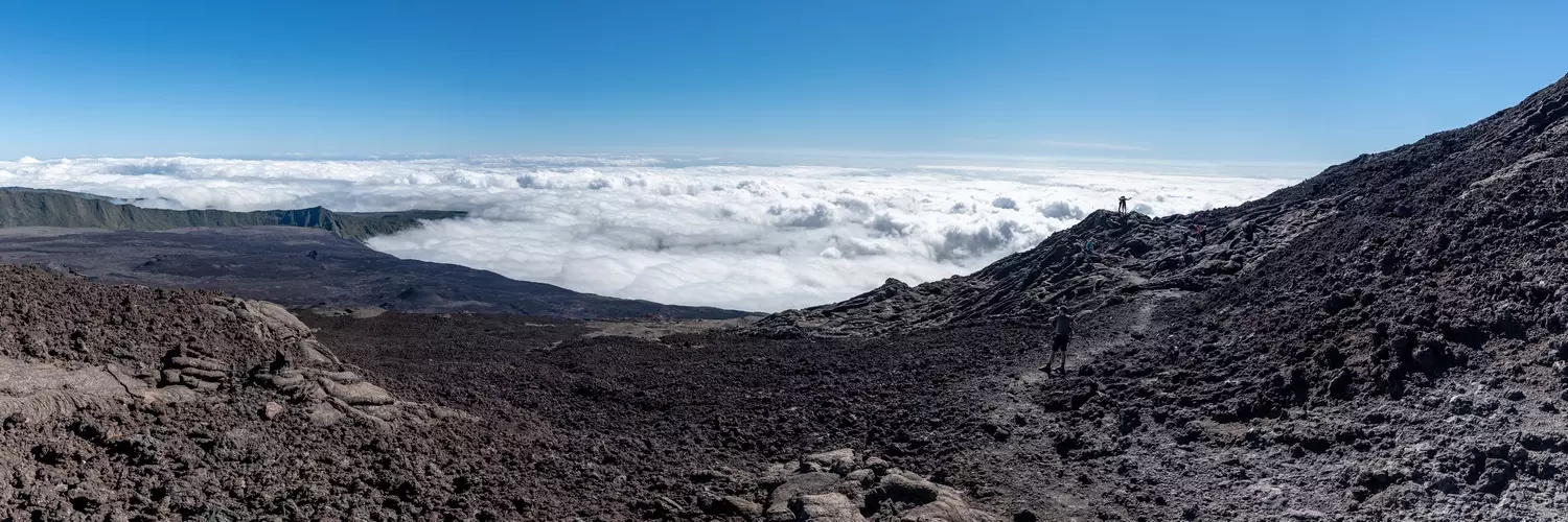 Blick vom Vulkan Piton de la Fournaise auf La Reunion