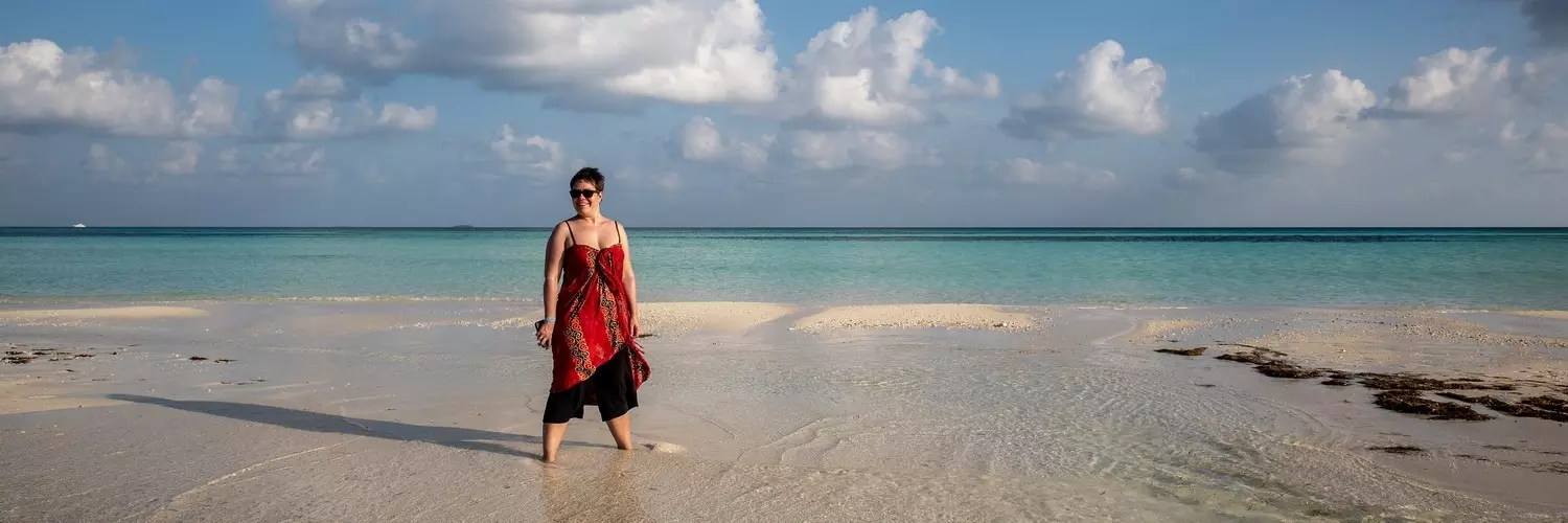 Julia am Strand von Kuredu Islands, Malediven