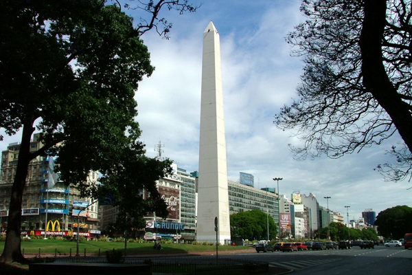 Der berühmte Obelisk ist die wohl markanteste und meistbesuchte Sehenswürdigkeit der Stadt Buenos Aires, Argentinien
