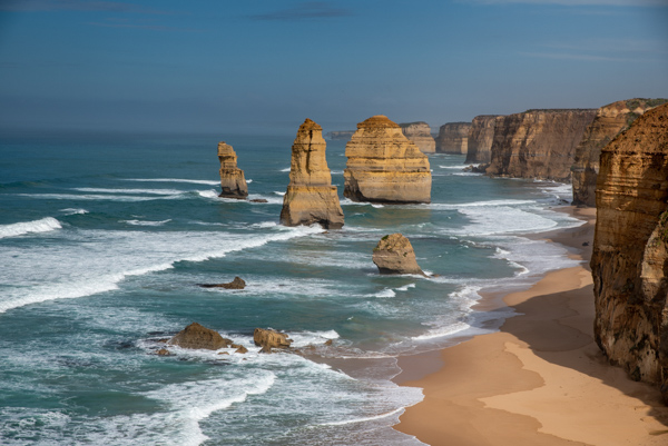 Die 12 Apostel sind markante Kalksäulen direkt an der Great Ocean Road, Victoria, Australien