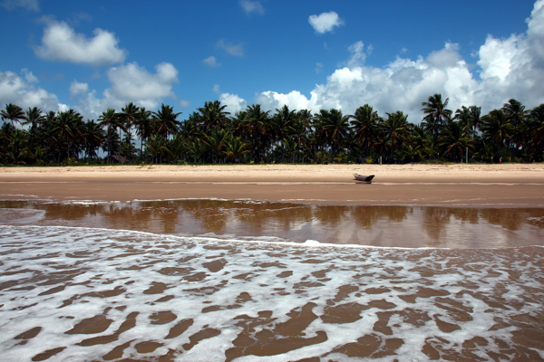 Itubera ist ein kleines Fischerdorf im Bundesstaat Bahia mit einem langen Palmenstrand, Brasilien