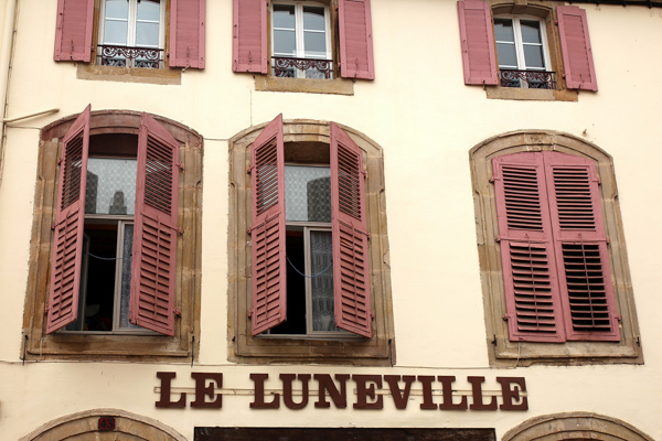 In der Stadt Lunéville entstand die mit Pailletten besetzte Perlenstickerei, Frankreich
