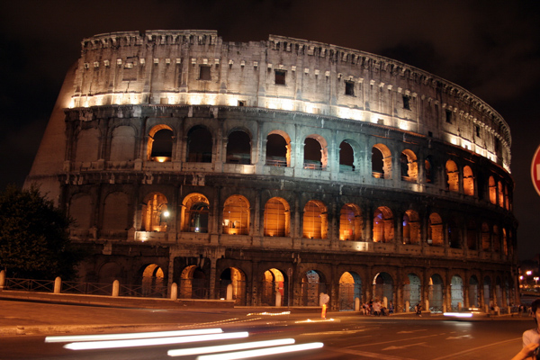 Das Kolosseum ist das Größte der im antiken Rom erbauten Amphitheater, Italien