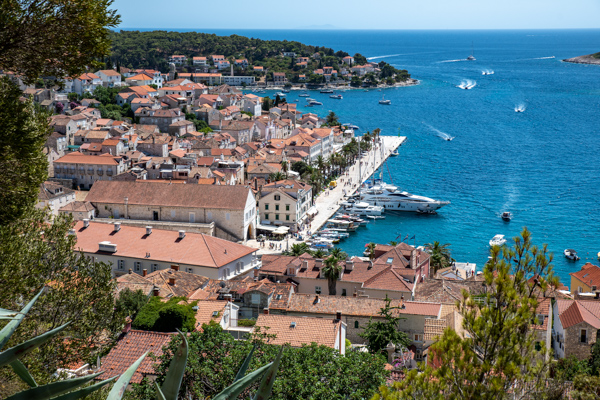 Blick auf die Stadt Hvar in Kroatien