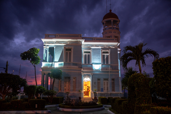 Cienfuegos wird nicht umsonst Kubas Perle des Südens genannt. Gebäude aus der Kolonialzeit prägen des Bild der Stadt, Kuba