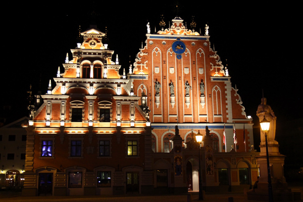 Riga, die Hauptstadt Lettlands ist besonders sehenswert bei Nacht