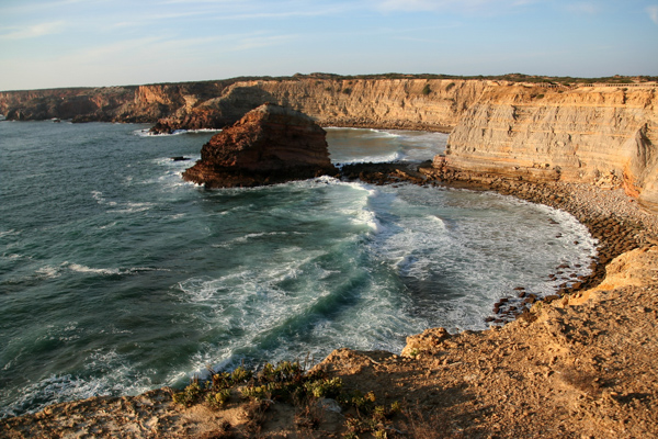 Die Westküste Portugals ist ein Paradies für Surfer: kalte Atlantikluft, hohe Wellen, beeindruckende Steilküste