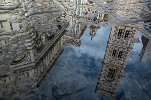 Die Kathedrale von Florenz spiegelt sich in den Regenpfützen