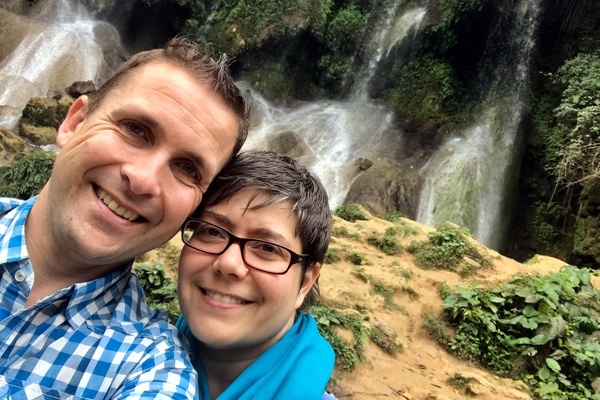Mark und Julia vor dem Wasserfall El Nicho in der Nähe von Cienfuegos
