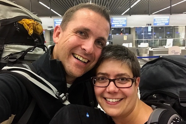 Mark und Julia am Frankfurter Flughafen vor dem Abflug nach Male auf den Malediven