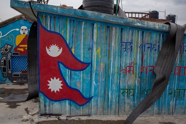 Buntes Holzhaus in Kathmandu mit der Flagge von Nepal