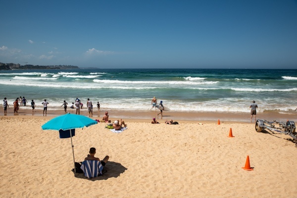Am Bondi Beach herrscht reeges Treiben, auch wenn die starken Wellen ein Baden verhindern