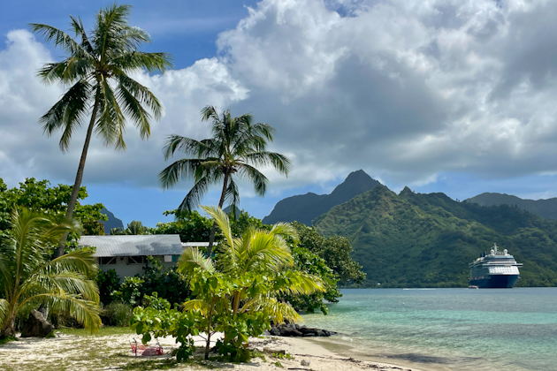 Blick vom Ta’ahiamanu Beach auf die Ōpūnohu Bay auf Moorea, Französisch-Polynesien