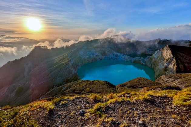 Sonnenaufgang auf dem Kelimutu, einem aktiven Vulkan in der Nähe von Moni, Flores