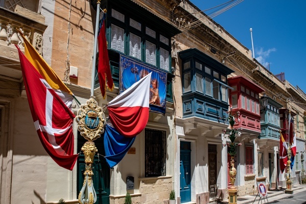 Mit Fahnen geschmückten Straßen in Rabat auf Malta