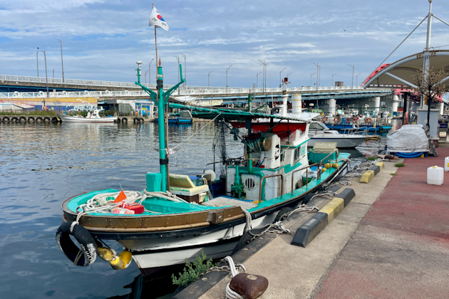 Fischerboot in Abai Village, Sokcho, Südkorea 