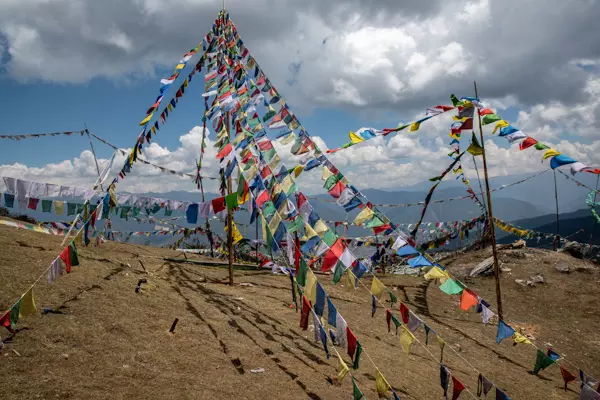 Gebetsfahnen auf dem 3.988 Meter hohen Pass Chele-la auf dem Weg nach Haa, Bhutan
