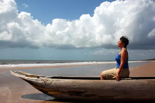 Julia entspannt am Strand von Itubera, Brasilien