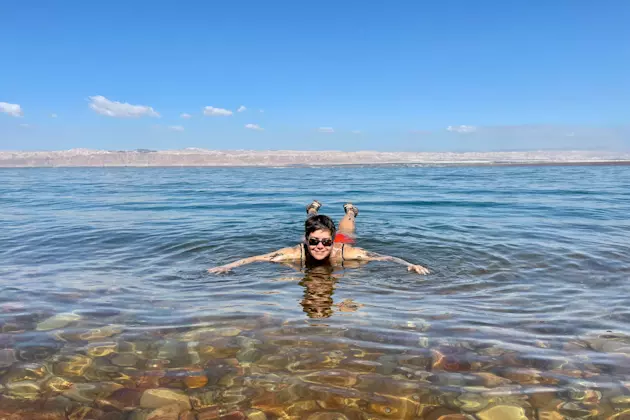 Schwerelos treiben auf dem Toten Meer in Jordanien