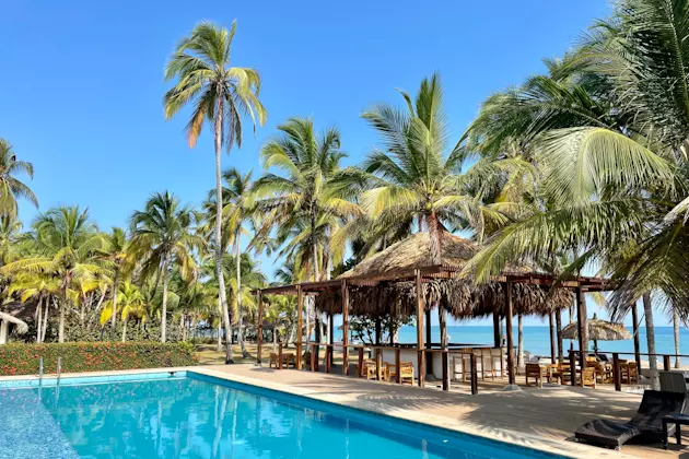 Pool im Hotel Hukumeizi nahe des Städtchen Palomino, Kolumbien