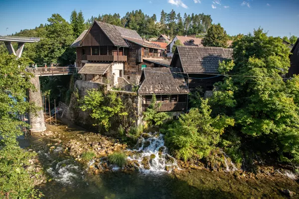 Häuser und Wasserfälle in Rastoke in Slunj