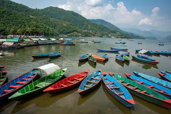 Typische Boote auf dem Phewa-See in Pokhara, Nepal