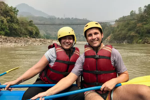 Mark und Julia beim Rafting auf dem Fluss Trisuli in Nepal
