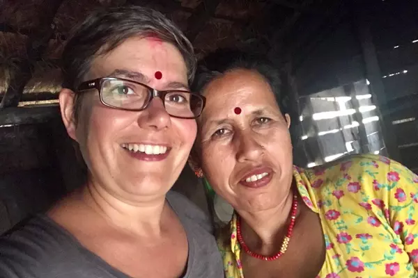 Julia mit unserer Tharu-Gastmutter beim Kochen eines typischen nepalischen Essens. Ort und kochen gemeinsam.