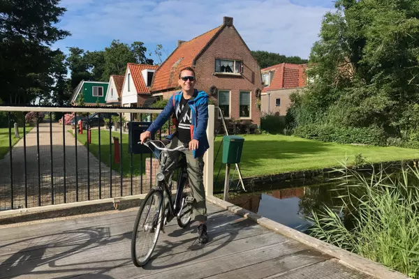 Mark auf dem Fahrrad vor unserer Unterkunft in Nordholland