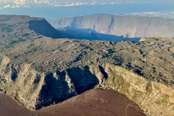 Blick auf die Landschaft rund um den Vulkan Piton de la Fournaise auf Reunion vom Helikopter aus