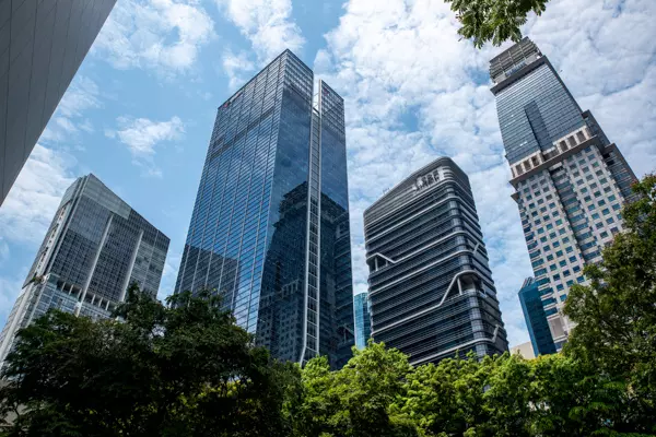 Mitten in den Hochhäusern der Skyline von Singapur
