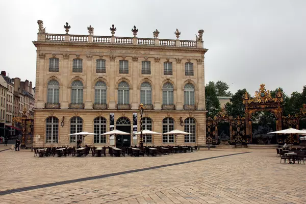 Nancy ist für die Spätbarock- und Jugendstilarchitektur. Prunkvolle Gebäude, vergoldete, schmiedeeiserne Tore und ein Rokoko-Brunnen schmücken die historische Altstadt; Frankreich