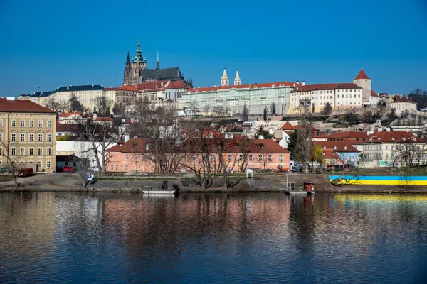 Blick auf die Prager Burg mit dem Veitsdom auf dem Hradschin