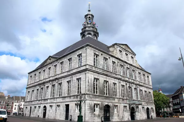 Maastricht bietet viele Museen, Kirchen, historische Gebäude, versteckte Gässchen und große Plätze.