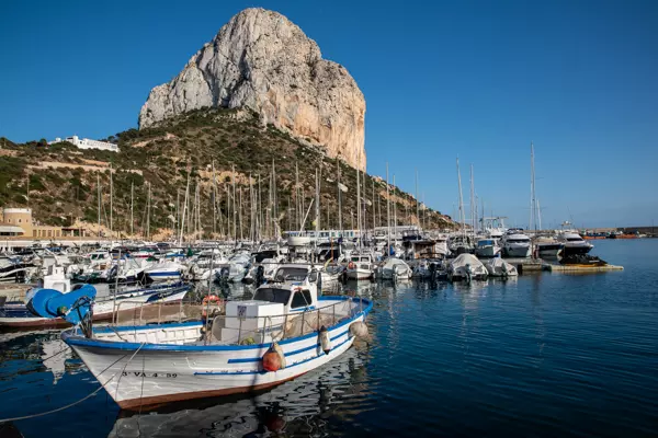 Der Felsen Peñón de Ifach ist das Wahrzeichen der Stadt Calpe an der Costa Blanca