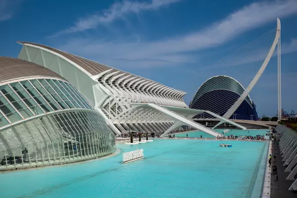 Die Ciutat de les Arts i les Ciències ist ein kulturelles und architektonisches Highlight Valencias und liegt im Flussbett des Turia