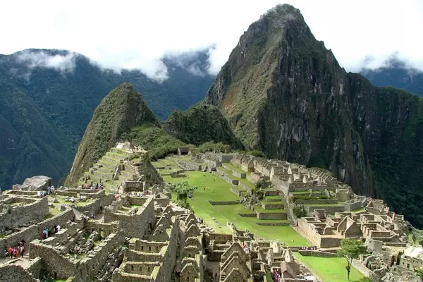 Machu Picchu ist berühmt für seine atemberaubende Lage. Die Inkastadt gilt als eines der sieben Weltwunder und ist seit 1983 UNESCO Weltkulturerbe, Cusco, Peru