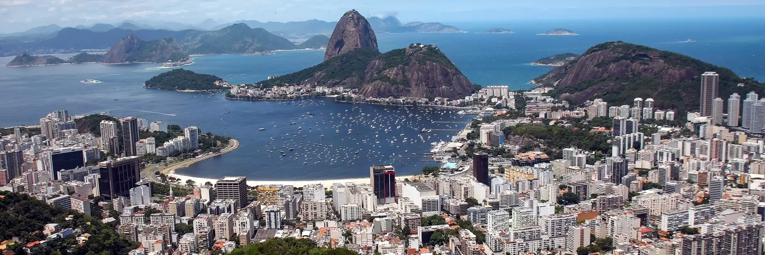 Blick auf Rio de Janeiro und dem Zuckerhut vom Corcovado mit der Christo Statue, Brasilien